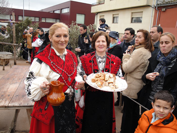 Las Águedas repartieron vino y perronillas durante toda la fiesta.